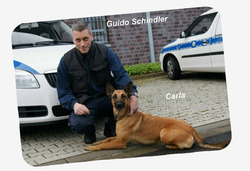 Diensthundeführer G. Schindler mit „Carla" Diensthundeführer G. Schindler mit „Carla"